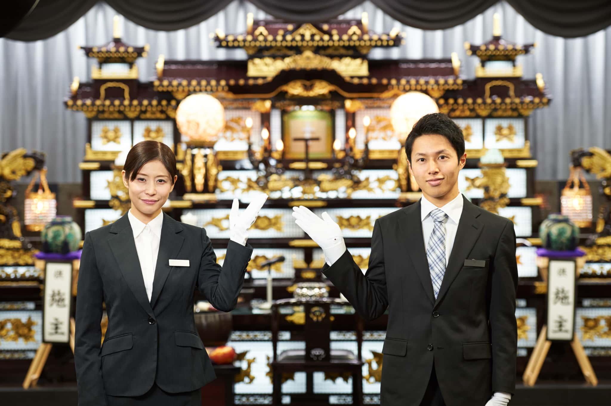 男女の葬儀スタッフ