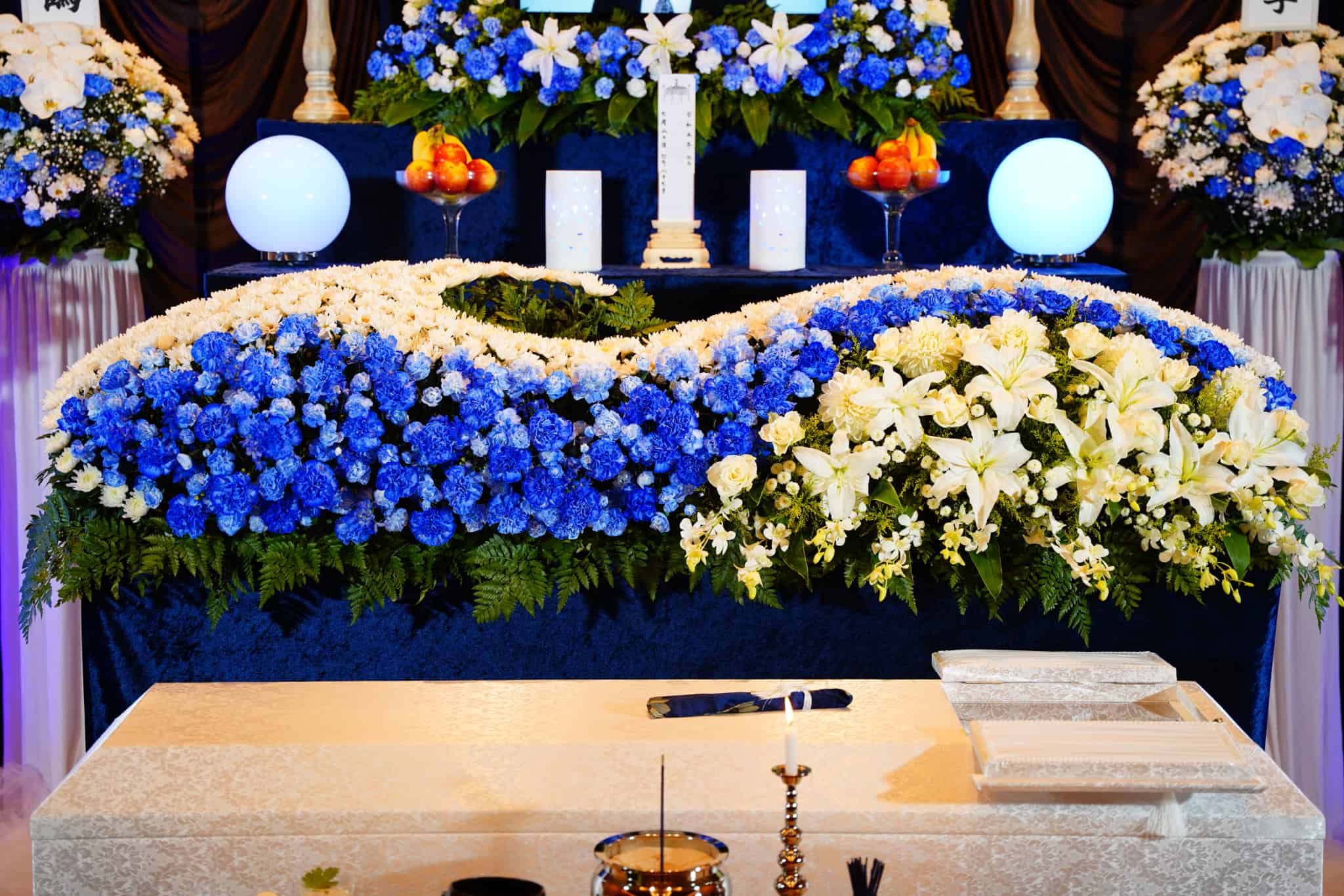 青いカサブランカの花祭壇