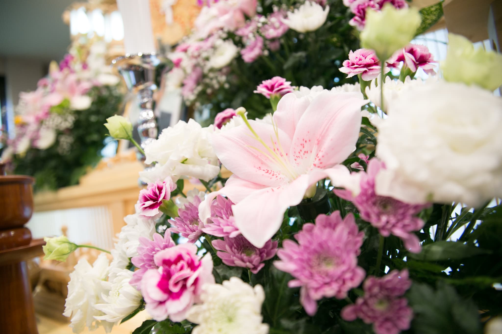 ピンクの百合などを使用した花祭壇