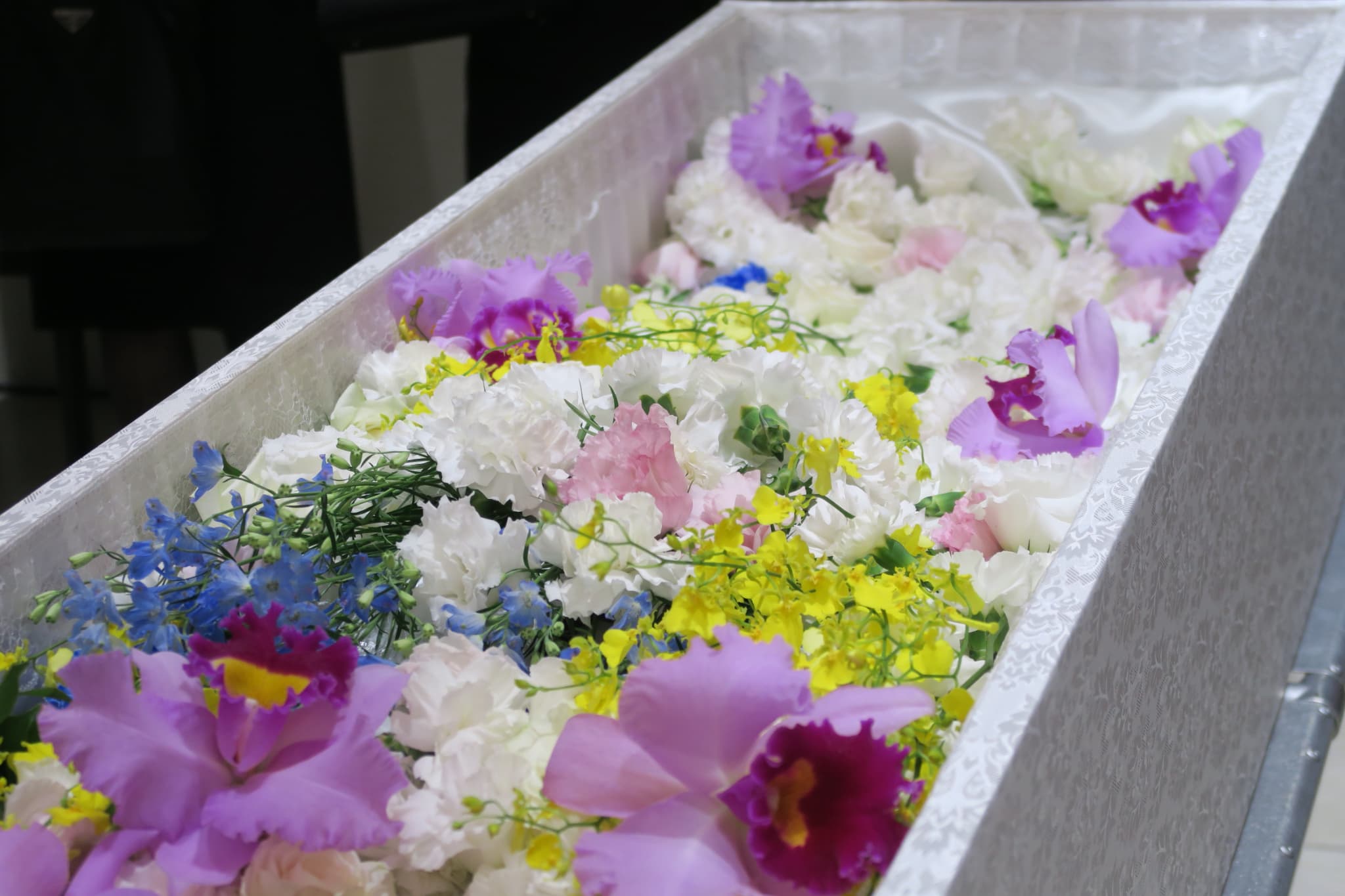 花がたくさん入った棺